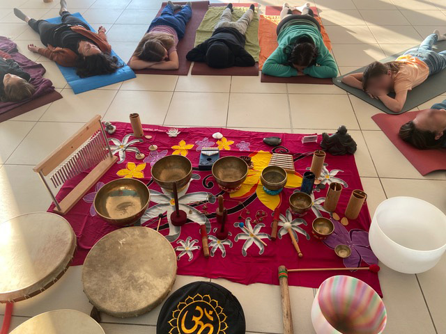 Atelier-collectif-relaxation-sonore-scolaires-Fabienne-Le-Meur-1